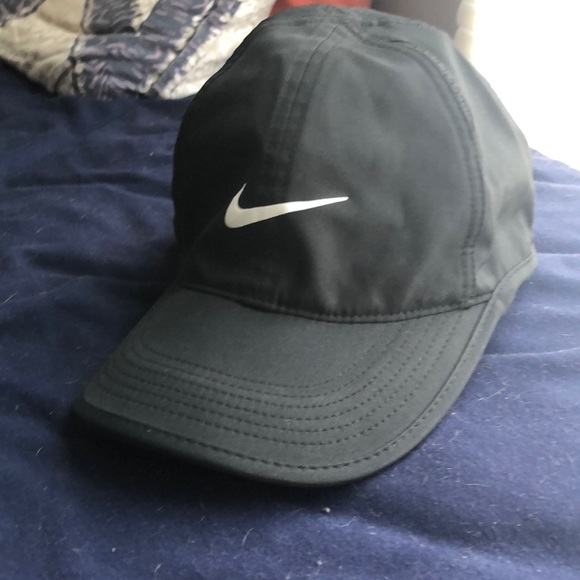 Nike Accessories - Featherlight sport hat
